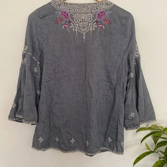 Johnny Was sz S chambray blouse floral embroidery 3/4 sleeve good pre owned cond - Picture 4 of 5